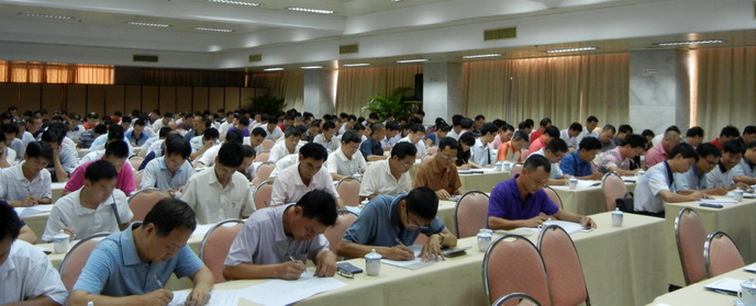 學員們認真答卷