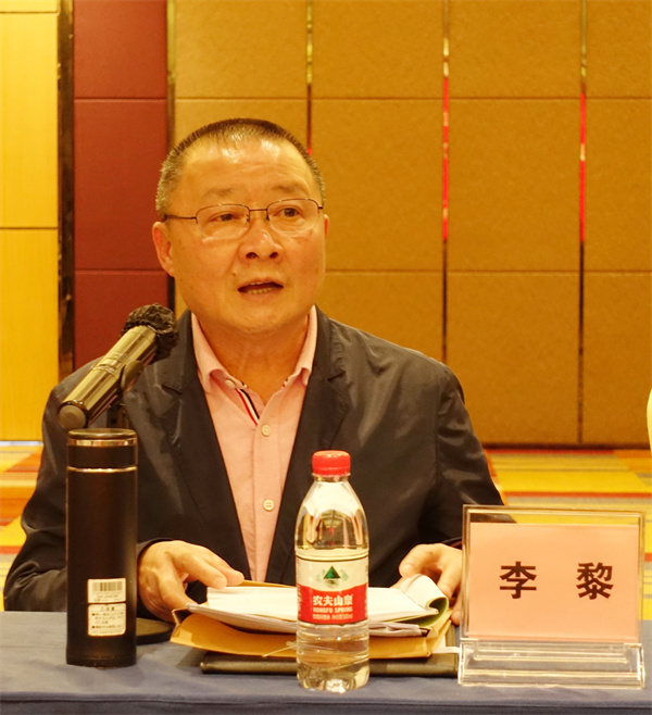 1705649091184562.jpg 李黎常務(wù)副會長主持會議.jpg